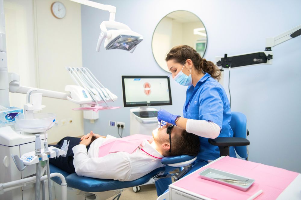 Лечение кариеса — вовремя и без боли